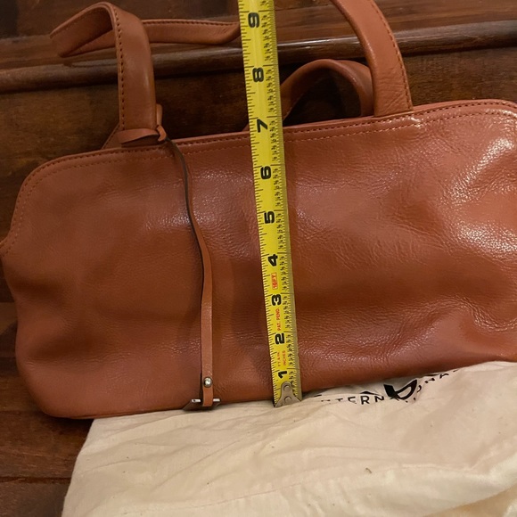 Leather satchel by Hobo. Beautiful pecan color - Picture 5 of 8